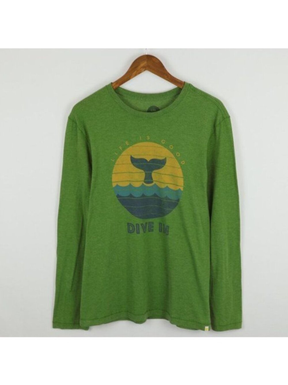 Life Is Good Men's Medium Green Blue 'Dive In' Graphic Crewneck Long Sleeve Tee
